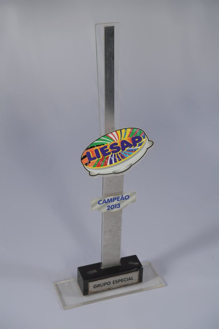 Troféu de campeã dos desfiles oficiais de 2013