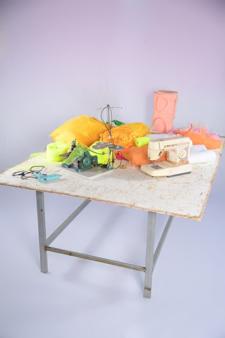 Mesa de trabalho do barracão de fantasias